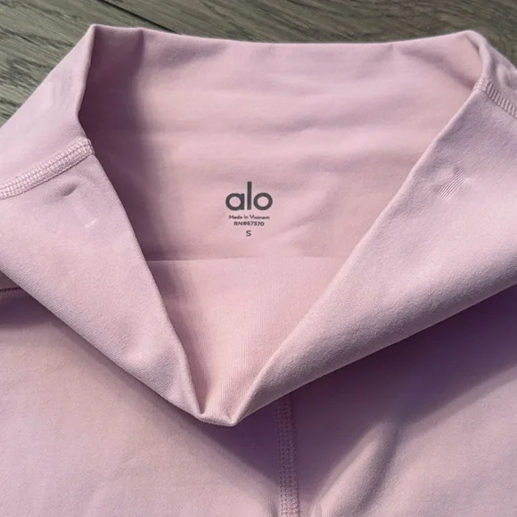 NWOT 🩰 ALO Yoga Women's Limited Edition Pink High-Waist Biker Shorts - Picture 3 of 6